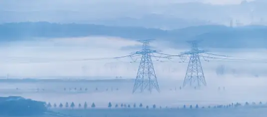 Stromleitungen im Nebel