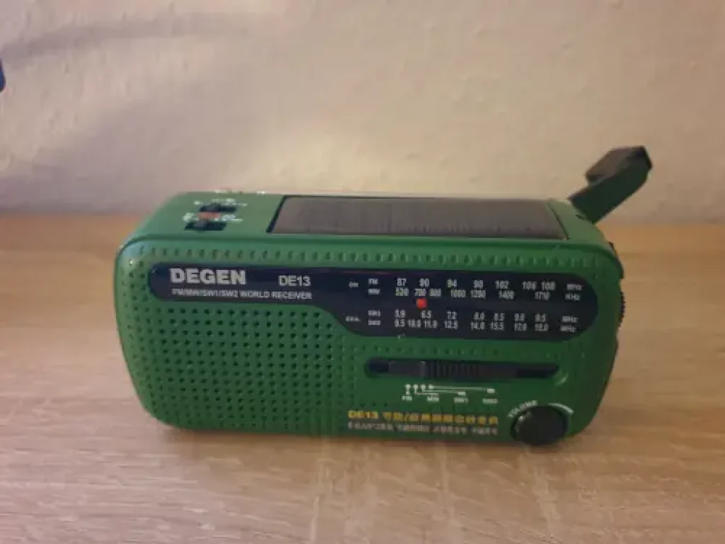 Radio und Taschenlampe mit Kurbel zum Aufladen