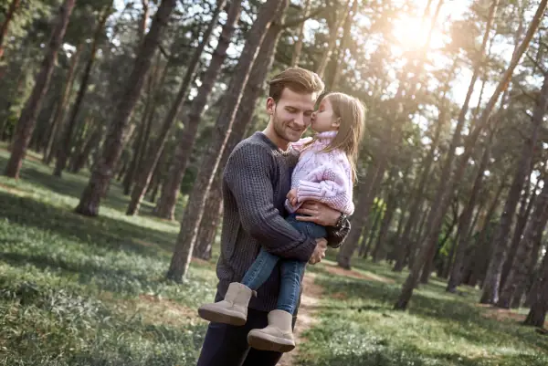 Papa und Tochter in einem Wald