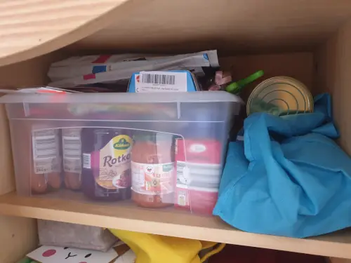 Kunststoffkiste mit Konserven und getrockneten Lebensmitteln für den Notfall