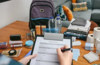 Frau macht Checkliste des Notfallrucksacks