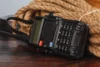 Walkie-Talkie-Radio-Set auf Holztisch aus nächster Nähe