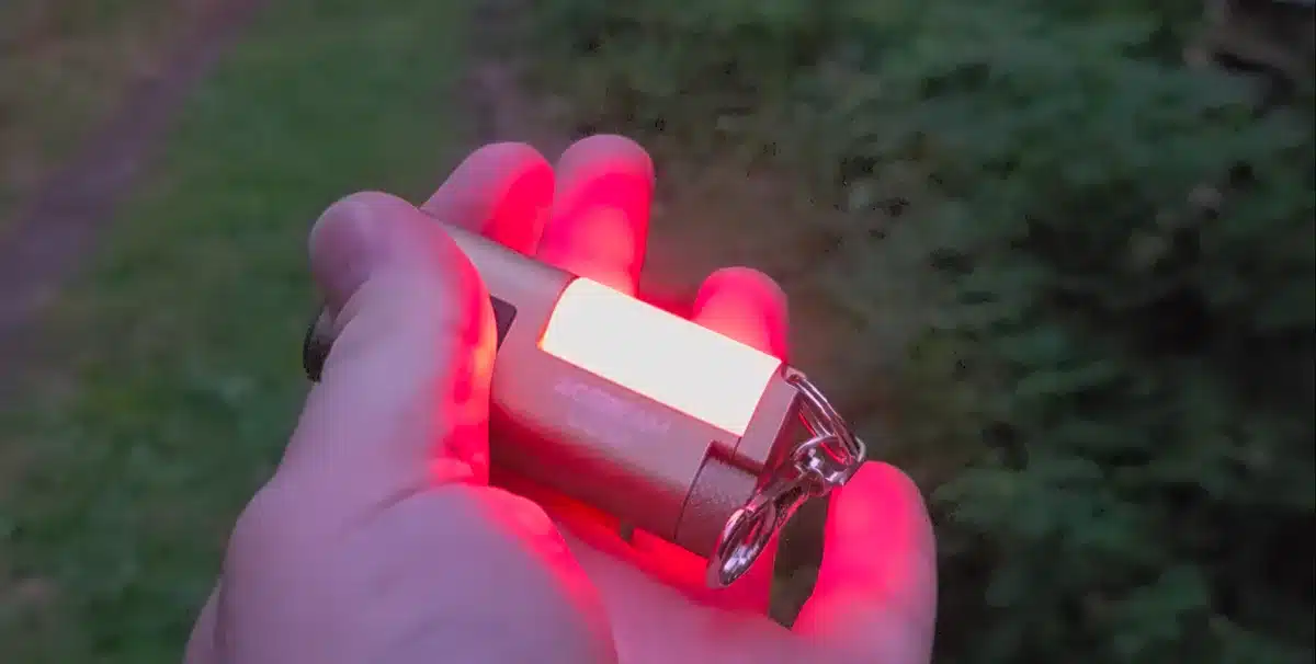 Acebeam UC3A Rotlicht in der Hand bei Dunkelheit, blendfrei für den Einsatz bei Panne oder Blackout