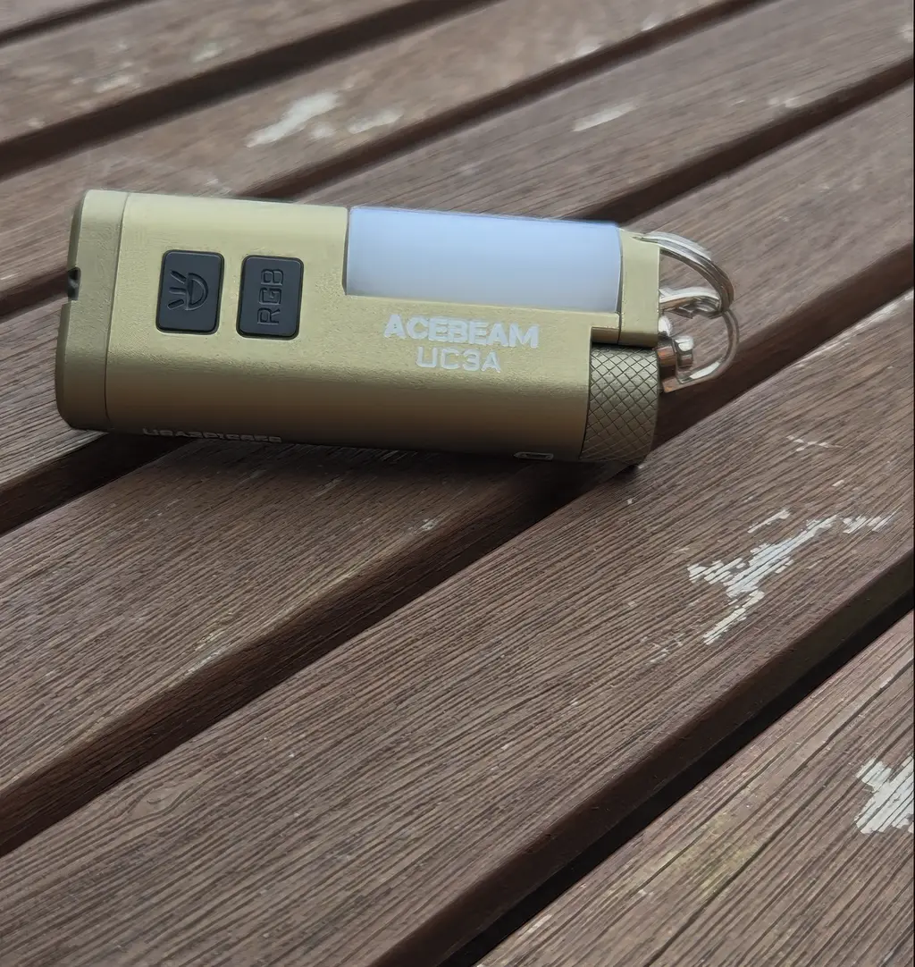 Acebeam UC3A EDC-Taschenlampe im Test, Nahaufnahme mit RGB- und Hauptlicht-Schalter