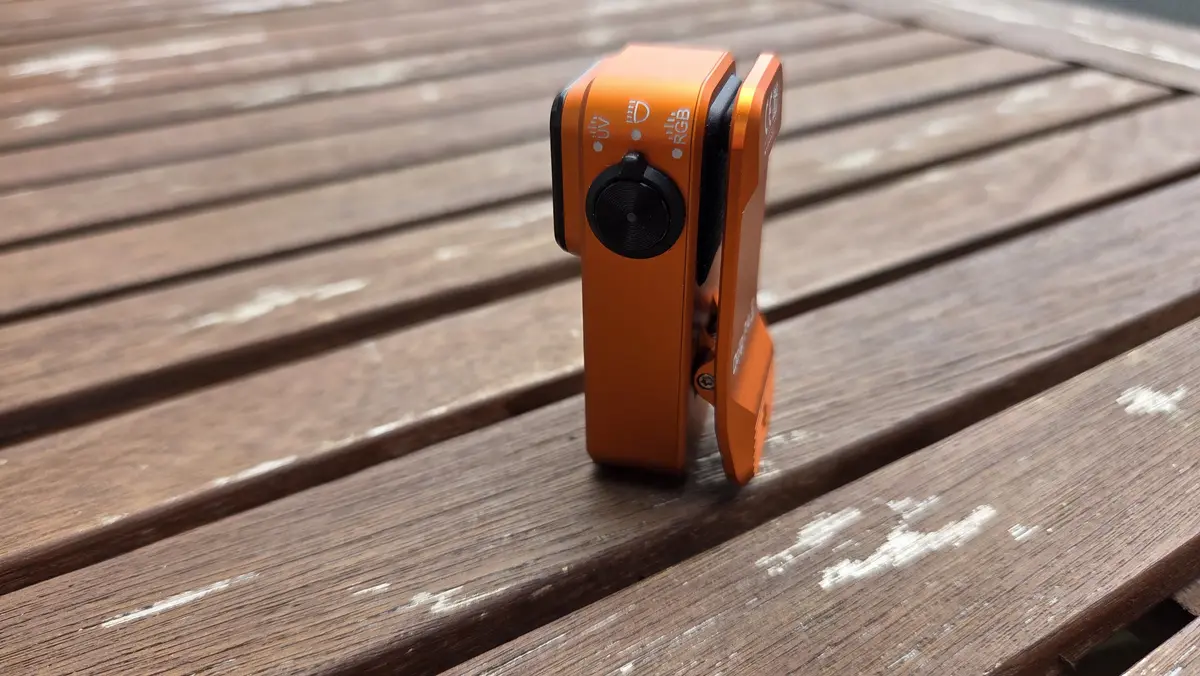 Olight Oclip Pro S mit stabilem Federclip und rotierendem Wahlschalter im Detail