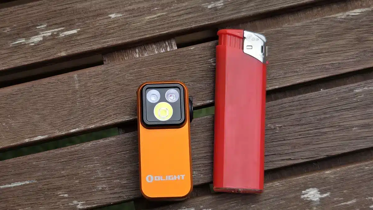Größenvergleich der Olight Oclip Pro S mit einem gewöhnlichen Feuerzeug