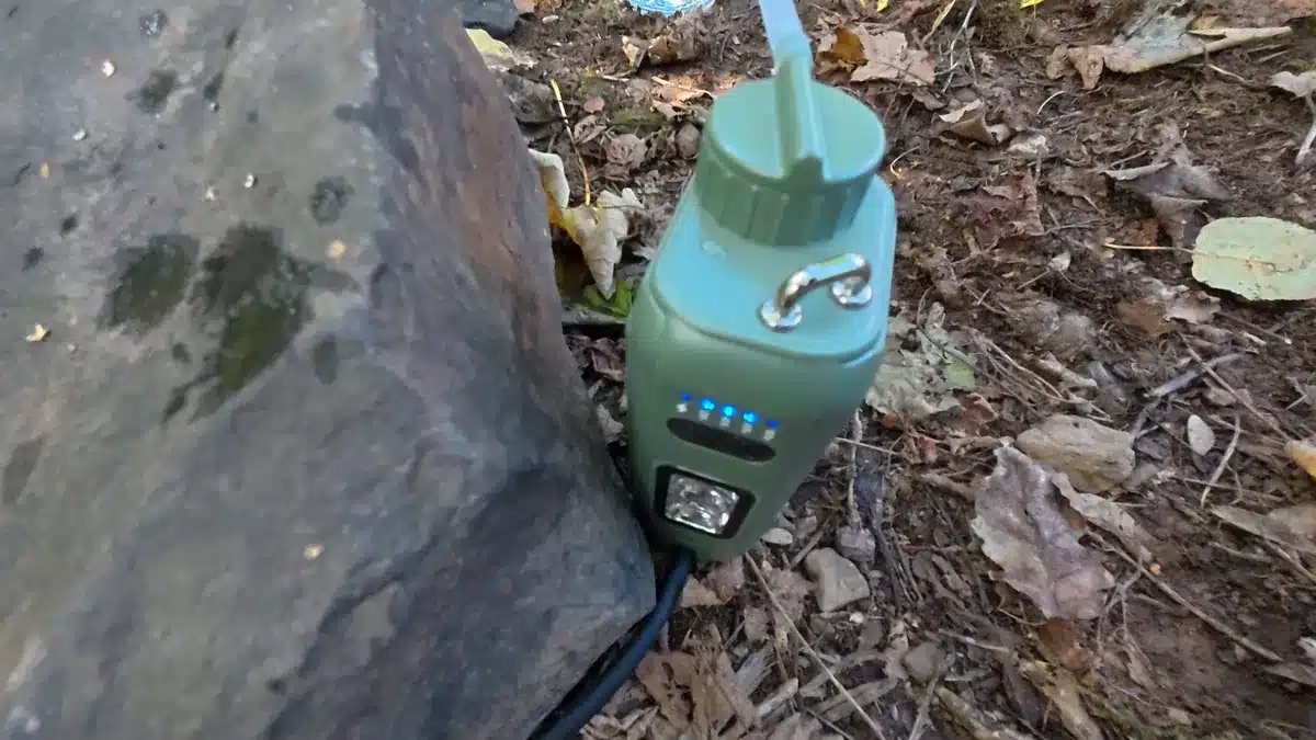 Akkuanzeige am ITEHIL Wasserfilter mit leuchtenden blauen LEDs
