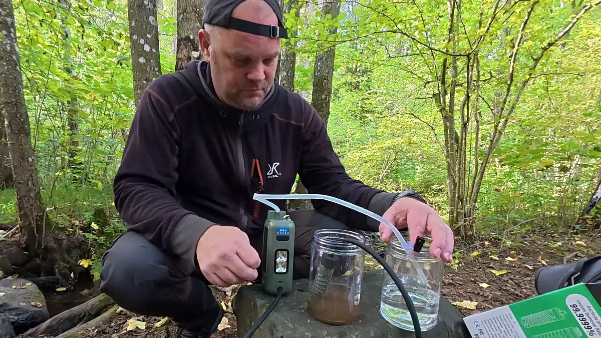 Aufbau im Test: trübes Bachwasser links, gefiltertes Wasser rechts