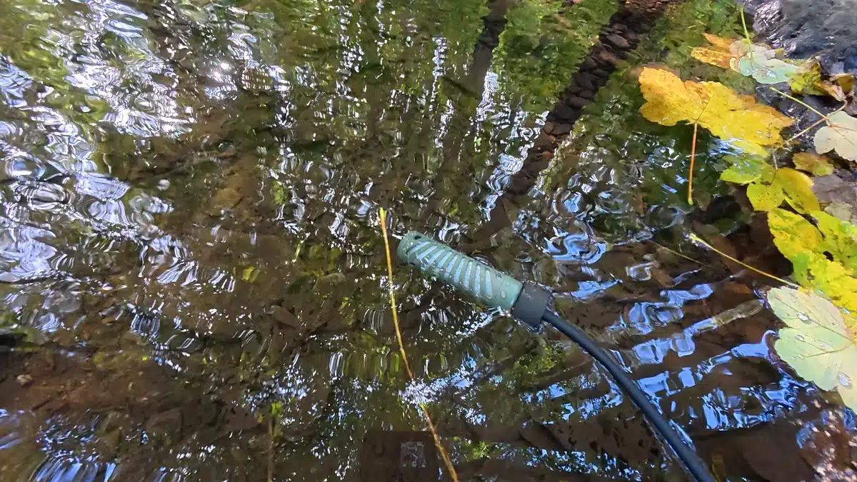 Vorfilter des ITEHIL Wasserfilters mit Schwimmer im Bach
