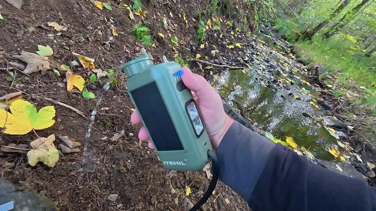 ITEHIL Mini Wasserfilter in der Hand mit Solarzelle auf der Vorderseite