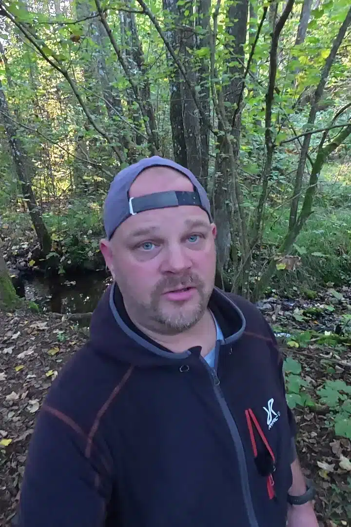 Robert, Autor von blackout-bistdubereit.de, im Wald an einem Bach